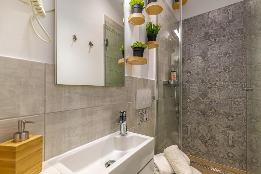 aeebd336-0a62-4e75-875c-cec0ffa03e9b