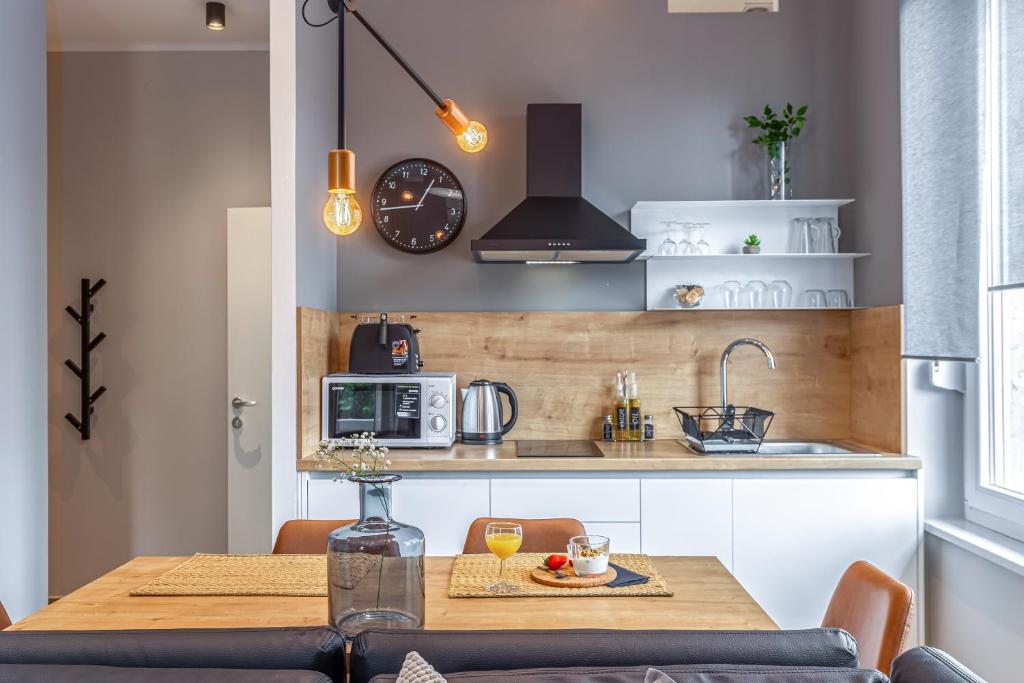 f0f4fe41-5d48-4b4b-a738-8fb4bc23a5fb