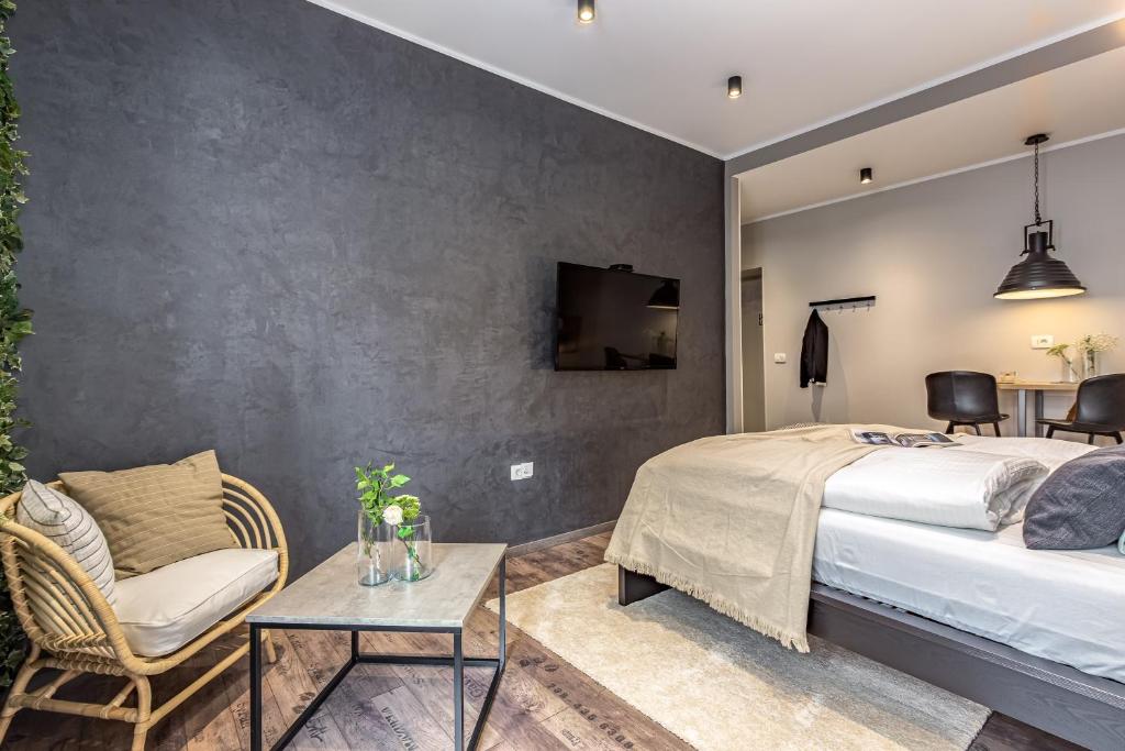 f256bdde-befe-4c6b-8220-ce23a1c26e2f